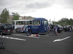 学生達がはるばる遠征してきたサービスカー