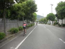 自衛隊の駐屯地の横を走る