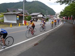 ウィラースクール、レースコースに向かう