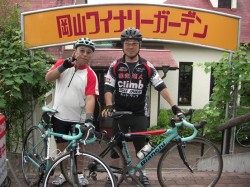 トッシーとへっぽこライダー岡山ワイナリーに到着