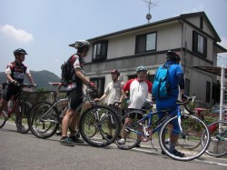 休息をとるへっぽこライダー達