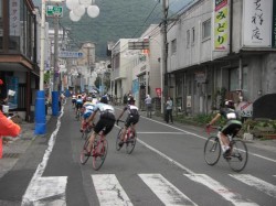 温泉街を抜ければ、いきなりの激坂が待っている