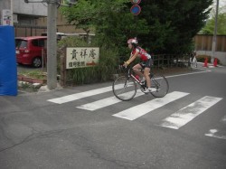 スタートから浅間温泉街を抜けていく、直角コーナー