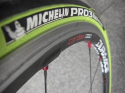 タイヤは、MICHELIN PRO3 を使用