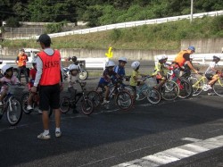 キッズ小学１～２年生クラスのスタート整列