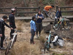 山から流れてきた川水でバイクを洗うClimbライダー達