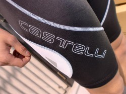 CASTELLIカステリ ビブ ロゴ