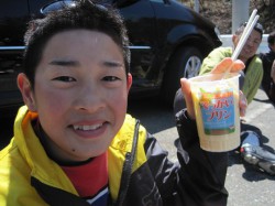 菖蒲谷公園駐車場にてプリン‘食‘リューちゃん