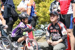 Climb監督がライダーと作戦を話し合う？