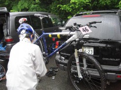 ハタに～さん、バイクの点検をする。