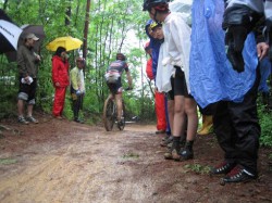 吉備高原ＭＴＢ大会 一般ビギナー クロさん声援を受けながら走る！