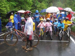 キッズレースＭＴＢ中国大会 小学１．２年クラス並ぶユウマくん