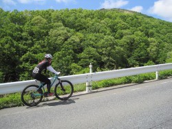 三平山を望みながら走るイッシーさん