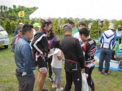 お楽しみ抽選会を楽しむClimbライダー