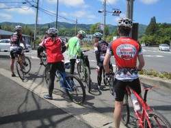 スタート地点に向かうClimbライダー達