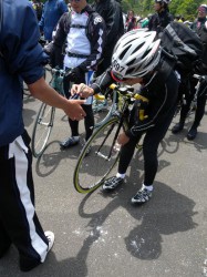 Mt.富士ヒルクライム 下山してセンサーを外す