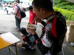 富士吉田うどん‘食‘するＣｌｉｍｂライダー