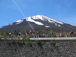 Mt.富士ヒルクライム フィニッシュしたライダーと富士山