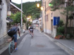 朝の浅間温泉街を駆け抜けるclimbライダー