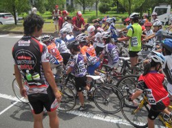 けいはんな サイクルロードレース　小学３・４年＆１・２年何故かDーさくも並ぶ？邪魔だよ！