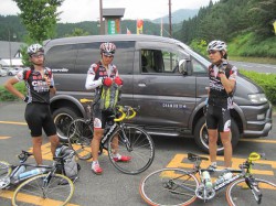 道の駅 奥津温泉で休息するClimbライダー３人