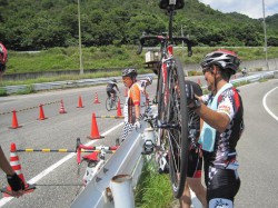 cervelo P3 ケンさんが持ち上げる