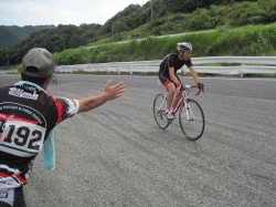 ゴールした～中山さんに嫌がられるケンさん