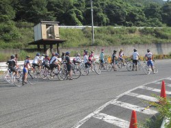 初心者講習会 中山１コーナーで説明聞くライダー