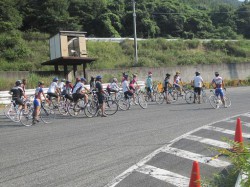 初心者講習会 中山１コーナーで説明聞くライダー