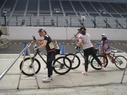 さぁ～試走だ！女子部ライダーがコースに！