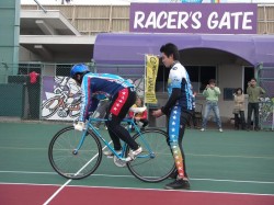 京都向日町競輪場にて競輪選手スタート