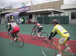 京都向日町競輪場にて集団走行