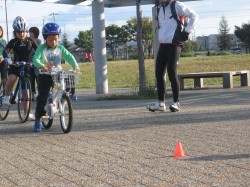 パイロンに挑戦するキッズ達