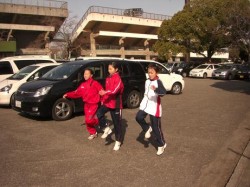 紀三井寺競技場にて付城組３人娘のアップ風景