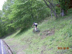 ひるぜんMTB大会 ゴールを迎える 可笑しなライダー