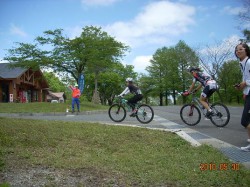 ひるぜんMTB大会 ゴールを迎える イッシーさん