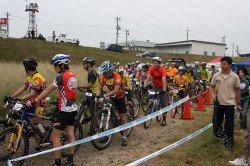 吉井川ＭＴＢ．２時間耐久レース③ダミーグリット緊張のスタート前